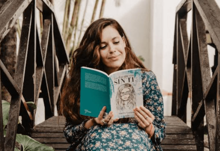 Sandra Santana posa con un ejemplar de su libro en el parque de Santa Rosalía, en San Juan / TA